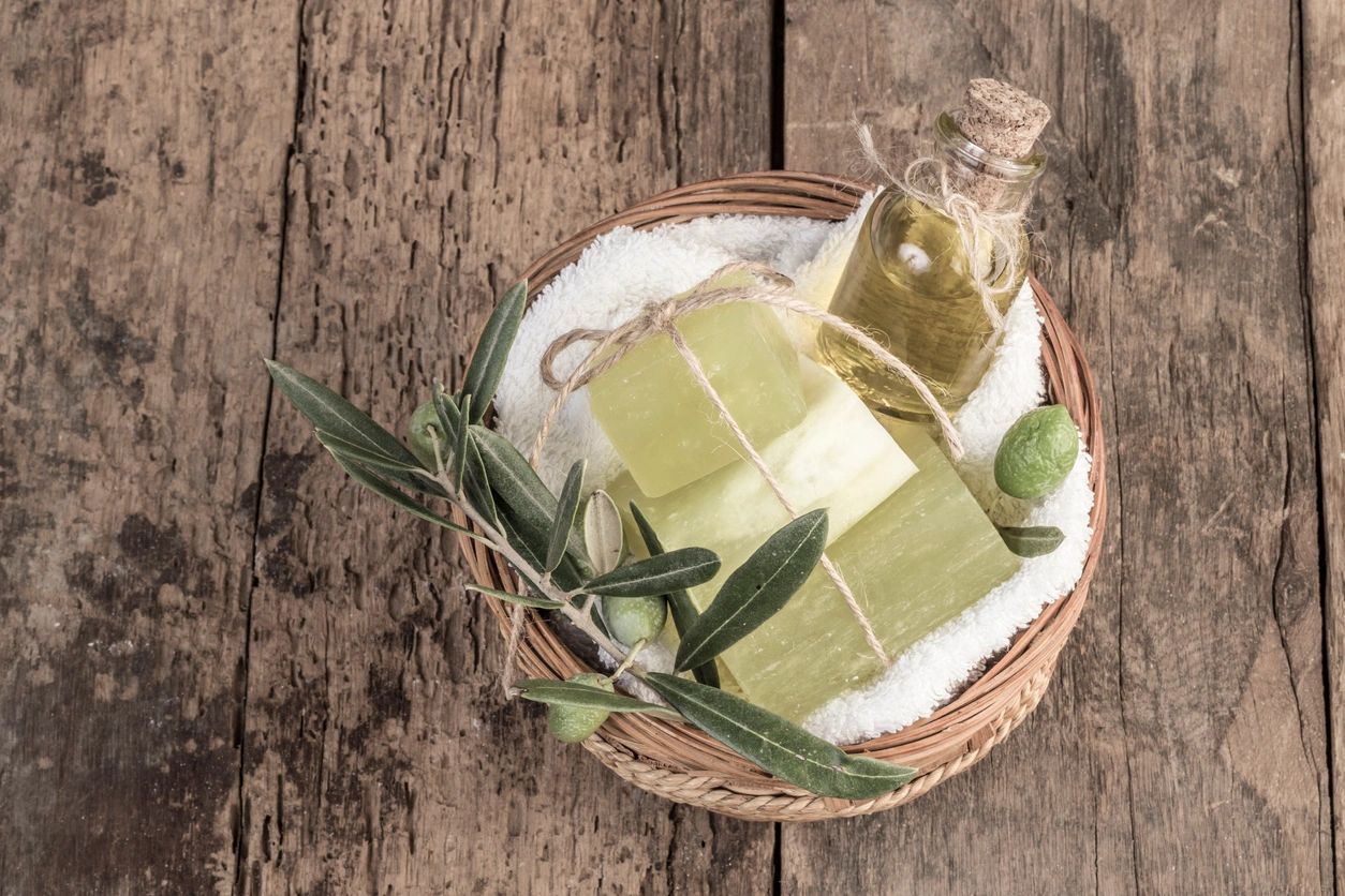 Productos naturales de bienestar — aceite de oliva y sal